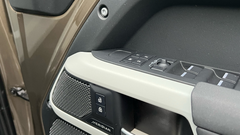 Land Rover Defender 3.0 D250 SE 110 5dr Auto Diesel Estate